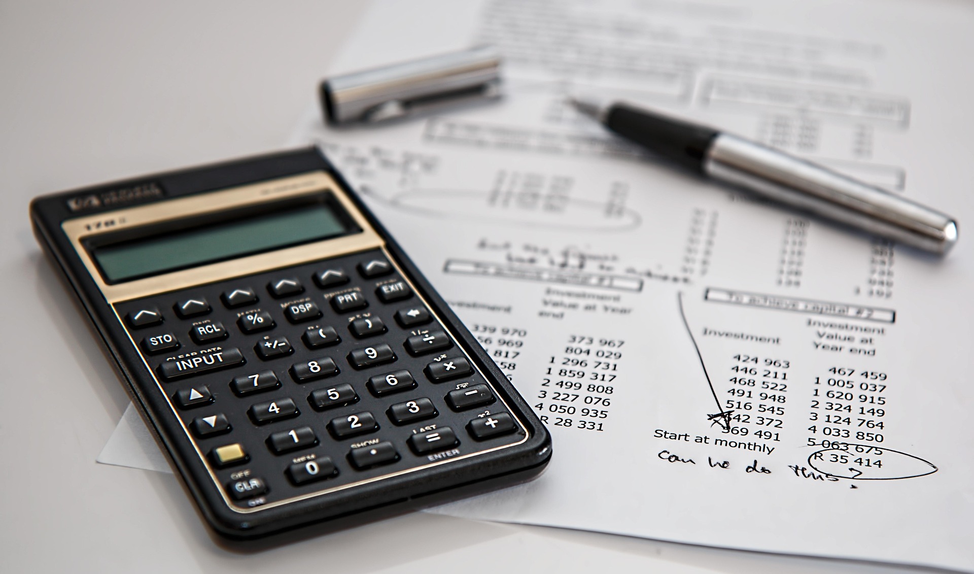 Calculadora y hoja de cálculo financiero, representando la planeación de una póliza